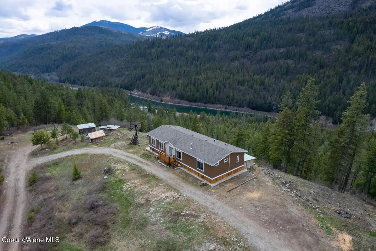 79714 Hwy 2, Moyie Springs
