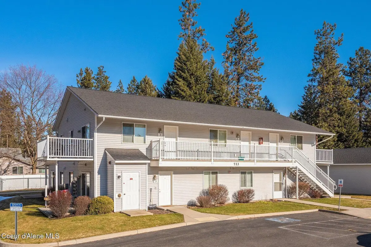 723 E Whispering Pines Ln, Coeur d'Alene